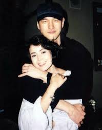 Она с мужем ездит на гастроли, они вместе путешествуют, но ждут, когда сын немного подрастет. Nurlan Saburov Biografiya Informaciya Lichnaya Zhizn Foto