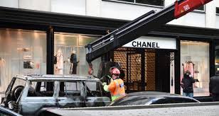 Désarçonnés par tant d'échecs, les deux hommes décident alors de fuir. Champs Elysees La Boutique Chanel Cambriolee A La Voiture Belier Le Quotidien
