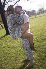 Army Love Engagement Photos Bodas Militares Amor Militar Fotos De Novios