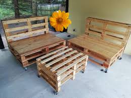 Hochbeete sind beliebte beetvarianten, um die gartenarbeit auf kleinen raum zu anleitung wie man einen stuhl mit paletten machen hocker aus paletten anleitung wohn design esstische paletten sitzgruppe tisch hocker ein. Was Man Aus Europaletten Alles Bauen Kann Wbg Gotha