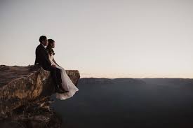 Dusk In Sydney S Blue Mountains For This Epic Pre Wedding Session At Lincoln S Rock Sydney Wedding Wedding Session Adventure Couple
