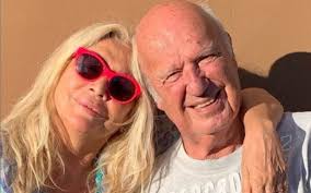 Mara venier instagram, il marito carraro pubblica una foto di lei in abbigliamento casalingo intenta a stendere i panni, e diventa subito virale. Shame On You The Fake News Is Ignoble Mara Venier Unleashes After The Hoax About The Death Of Her Husband Nicola Carraro Ruetir