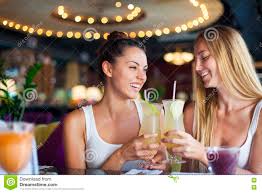 Zwei Frauen, Die Spaß in Trinkenden Cocktails Einer Bar Haben Stockbild -  Bild von gaststätte, gehend: 71562989