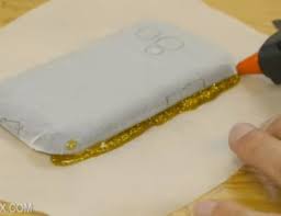 This brilliant life hack shows you how to take off a ring that's stuck on your finger. Making A Diy Phone Case Using Only A Glue Gun