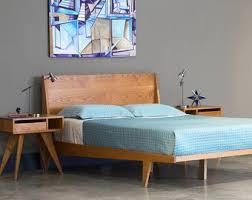 articles similaires a vendu milieu siecle danois moderne teck plateforme lit queen avec tables solid wood platform bed solid wood bed bed frame and headboard