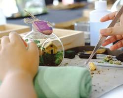 Hình ảnh về Một người đang mỉm cười hạnh phúc khi chăm sóc terrarium