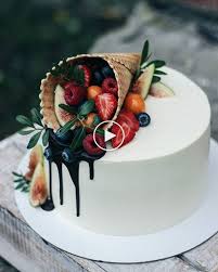 Simple Tortendekoration Tortendekoration Avec Eistte Et Fruits Frais Decorationdemariage Ideesdemariage Ma Idee Gateau Beau Gateau Idee Gateau Anniversaire