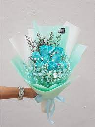 The bouquet is characterised by its bright robin's egg blue hue that makes up the silky roses in the centre. Tiffany Blue Rose 9 Bouquet