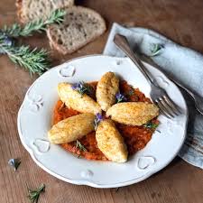 Il pane con uvetta o anche pan tramvai è un dolce tipico lombardo ottimo per la colazione, questa la ricetta originale tradizionale, ottima anche a natale. Gnocchi Di Pane Raffermo Al Ragu Finto La Luna Sul Cucchiaio