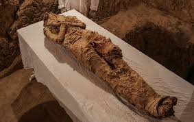 Linen-Wrapped Mummy Found Inside 3,500-Year-Old Tomb in Luxor | Live Science