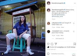 Hidup mewah usai dipinang pengusaha kaya, yuk intip potret harmonis momo 'geisha' dan keluarga berikut ini! Portrat Von Momo Geisha Beim Naschen Von Fleischballchen Ihre Schuhe Machen Den Falschen Fokus