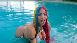 Yailin, la más viral, heats up the pool in the Pa Ti music video -  MarcaTV