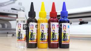 Sablon yang menggunakan bahan dasar minyak campuran antara plastisol dan discharge ini mampu menghasilkan kualitas gambar atau desain yang tajam warnanya, dan bisa digunakan pada berbagai. Jenis Tinta Printer Untuk Kebutuhan Sablon Digital