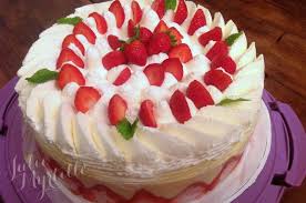 Pour Un Anniversaire Familial J Ai Realise Un Fraisier A La Creme Diplomate Appelee Egalement Creme Madam Gateaux Et Desserts Idee Patisserie Creme Diplomate