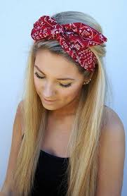 bandana binden rotes haarband blonde lange glatte haare make up ohrringe alltagsfrisur frisuren mit bandana haar bandanas haartuch