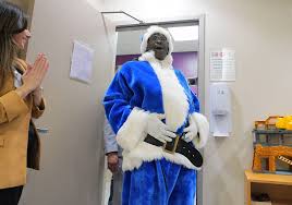 Dallas Cowboys great Michael Irvin plays Santa for kids in Edinburg hospital  | MyRGV.com