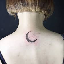 Einzigartige Mond Tattoos Fur Frauen With Images Moon Tattoo Designs Tattoos Neck Tattoo