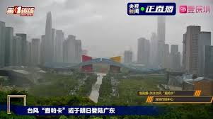 台北市 / 吳昇鴻 張肇元 報導 氣象局預估明(20)日增強為中度颱風，21日(週三)發海警22日(週四)發陸警，而對台灣威脅還有，位在台灣西南海域上午又升成了一個輕度颱風查帕卡，和烟花暴風圈重疊，會不會產生藤原效應，互相拉扯讓暴風圈在台灣滯留更久，氣象局預報員李孟軒說：「首先是查帕卡. Vaybvjnbhssygm