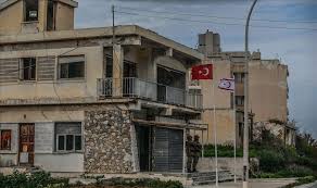 Kimseler uyanmadan kalkip pijamasiyla koltuğa oturur, minicik parmaklariyla uzaktan kumandanin dugmelerine basip sevdigi cizgi filmi izlemeye koyulur. Kktc Deki Hayalet Sehir Kapali Maras Anadolu Ajansi