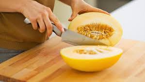 Honigmelone Schalen Und Schneiden Anleitung In 2020 Honigmelone Lebensmittel Essen Melone
