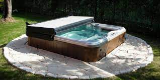 Quando pensiamo alle piscine da giardino, ci vengono subito in mente enormi vasche incassate nel terreno, dai costi insostenibili e dalla manutenzione esageratamente inappropriata. Minipiscine Jacuzzi In Giardino Ecco Come Fare Aquazzura