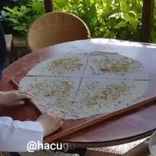 Evet Arkadaslar Bayram Yaklasiyor Tatlisiz Olmaz Tatli Seruvenide Bitmistir Boylelikle Ev Un Olmasin Diye Balkonda Suna Komsumun Instagram Tatli Evler