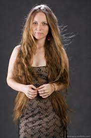 This hairstyle is simple and beautiful. Pin By Tac On Long Hair Hair Styles Long Hair Women Long Layered Hair