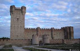 Medina del campo es el pueblo donde murió isabel la católica, alberga el famoso castillo de la mota y guarda muchos otros atractivos turísticos que merecen una excursión desde valladolid. Visita Al Castillo De La Mota Medina Del Campo