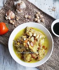 Cara penyajian ambil piring isi nasi, tambahkan irisan kubis, taoge, seledri, perasan air jeruk nipis kemudian siram kuah becek beserta isian😋 nikmati dengan sambal kecap biar lebih mantab😉. Diah Didi S Kitchen Becek Kambing