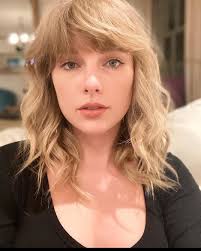 Her amazing hair, skin, face, eyes, and teeth are unaffected by her lack of makeup. Sun Fm Like If You Think Taylor Swift Looks Amazing Facebook