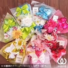 お菓子ブーケが流行っているのを知っていますか 文字通りお菓子で作った花束のようなブーケです お花ではないお菓子のブーケ お菓子ブーケの作り方やステキなアイデアをまとめてみました お菓子ブーケ ブーケ 作り方 キャンディーブーケ 作り方