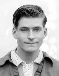 I don't know if this is considered goth, but I always thought that Crispin  Glover as the Creepy Thin Man was so cute 😁