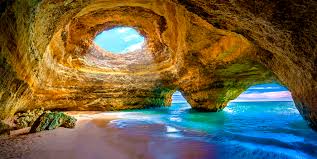 Portugalia include arhipelagurile azore şi madeira din oceanul atlantic. Portugalia