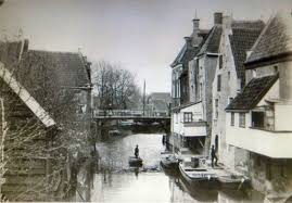 appingedam damsterdiep 1890 de vlintenbrug met op de achtergrond een aantal woningen van de molenhorn moushorn groningen nederland achtergrond