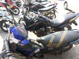 Cat dengan warna vivid lebih cepat keluar warnanya dibandingkan dengan warna putih atau krem. 6 Hal Penyebab Warna Cat Motor Anda Menjadi Cepat Rusak