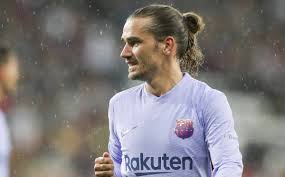 Griezmann começou sua carreira na real sociedad, fazendo sua estreia em 2009 e ganhando o título da segunda divisão espanhola em sua primeira temporada. Antoine Griezmann Signalled Like The Culprit Of The Course