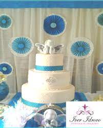 Los centros de mesa para bautizos se puede decorar con motivos religiosos o no, eso también puedes elegir figuras religiosas para que adornes el centro de mesa de pero si tienes un niño puedes usar centros de mesa en tonos azul, verde, dorada, celeste y. Decoracion Mesa Principal Bautizo Nino En Tonos Turquesa Y Celeste Diaper Cake Cake Children