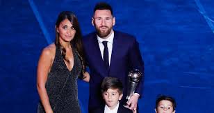 Depuis 10 ans, le ballon d'or est monopolisé par deux monstres, deux légendes qui ont marqué le football à tout jamais. Barca Pourquoi Messi Va Remporter Le Ballon D Or