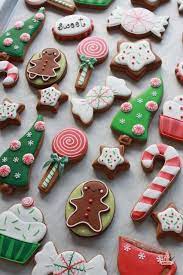 How To Color Icing Red Decorated Christmas Cookies Sweetopia Christmas Cookies Easy Christmas Cookies Decorated Cookie Decorating