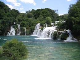 Es erwarten euch wasserfälle, die kaskadenartig durch die bewaldete landschaft fließen, versteckte pfade und kleine inselchen, die. Krka Reisefuhrer Von Porta Croatia