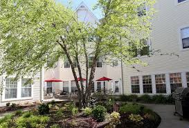 The Back Courtyard At Emeritus At South Windsor This Community Located In South Windsor Connecticut Offers Retirement South Windsor East Windsor Local Jobs