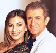 Sembra che tra romina pierdomenico ed ezio greggio , che fanno coppia da qualche anno, tutto vada a gonfie vele. Ezio Greggio Si Confida Su Chi La Sapete L Ultima Mi Sono Innamorato Di Romina Pierdomenico Isa E Chia