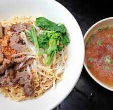 Mee kolok dan laksa sarawak adalah makanan tradisi masyarakat di serawak khususnya yang di datangkan khas ke melaka bumi hang tuah bagi berkongsi cita rasa masakan borneo ini. Mee Kolok Sarawak Dayang Sarawak Corner Cafe Facebook