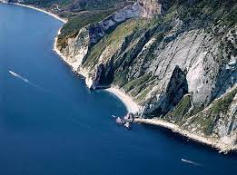 The monte conero is the only promontory on the adriatic between trieste and the gargano in puglia, making it a unique spot. Riviera Del Conero Marken Italien De