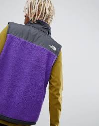 Doudoune en très bon état quelque traces jaunes au manche et au col mais avec un bon lavage cela devrait partir avec capuche. The North Face Denali Fleece Weste In Violett Asos