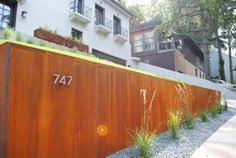Corten Steel Retaining Wall Such A Lovely Material Vorgarten Zaun Ideen Rustikaler Zaun Gitter Garten