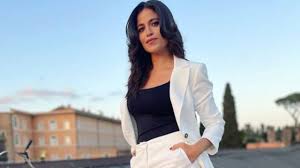 Giornalista (@ilfattoquotidianoit) e conduttrice tv @staseraitalia weekend. Principessa Azzurra Veronica Gentili Splende Con I Colori Del Cielo