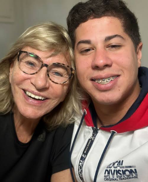 Mãe da apresentadora Eliana com 82 anos assume namoro com novinho de 24 anos, ela foi flagrada dançando agarradinha com ele. Vocês acham certo?