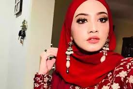 Umur 33 tahun) adalah seorang aktris dan model malaysia. Fathia Latiff Dulu Dicaci Kini Dipuji Kerana Sokong Tun M Malaysian Update Berita Terkini Untuk Anda