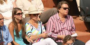 Bernard tapie subit les effets secondaires sévères de son traitement contre le cancer. Bernard Tapie Qui Sont Sa Femme Et Ses Enfants